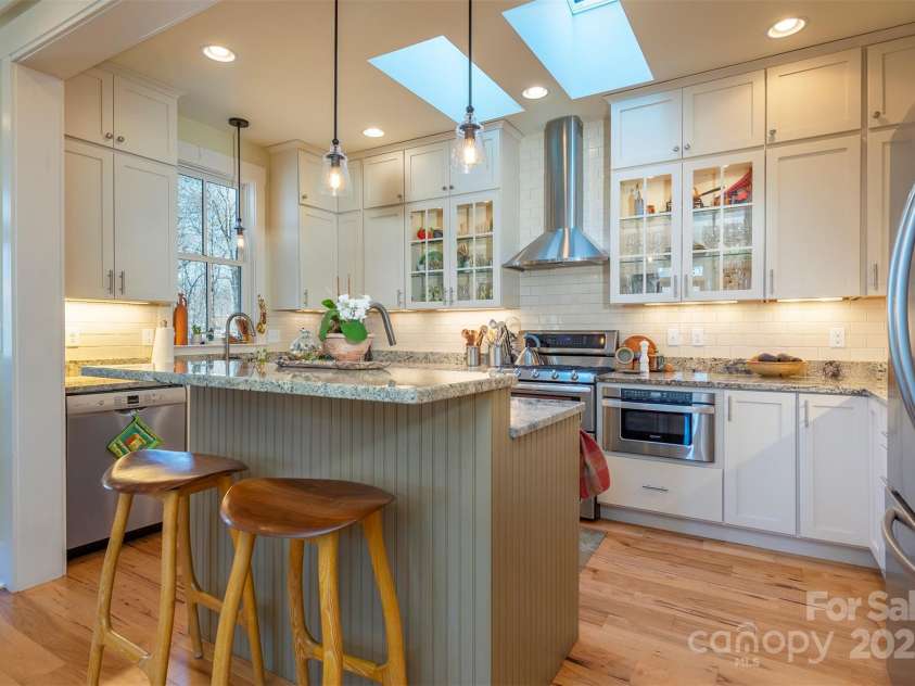 9 Lake Avenue, Black Mountain, NC 28711.  MLS# CAR4228641, YatesRealty ID 5898. 