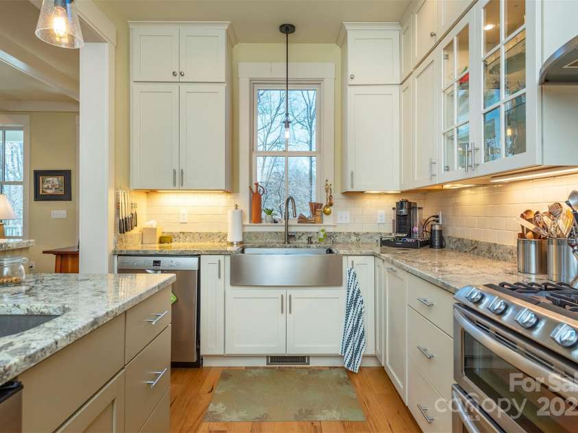9 Lake Avenue, Black Mountain, NC 28711.  MLS# CAR4228641, YatesRealty ID 5898. 