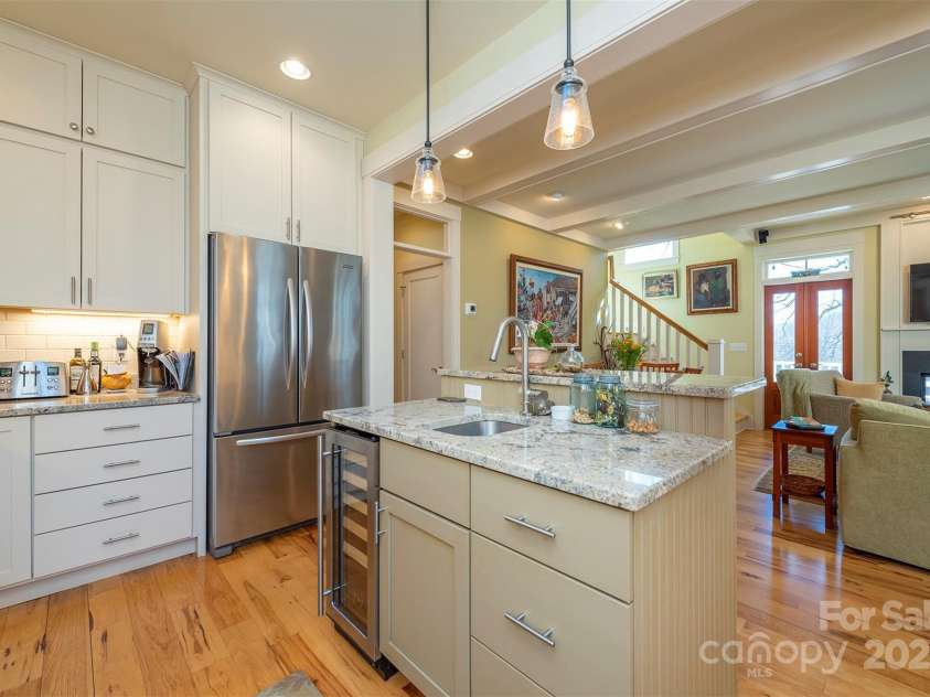 9 Lake Avenue, Black Mountain, NC 28711.  MLS# CAR4228641, YatesRealty ID 5898. 
