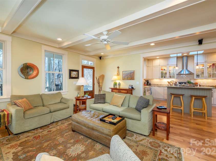 9 Lake Avenue, Black Mountain, NC 28711.  MLS# CAR4228641, YatesRealty ID 5898. 