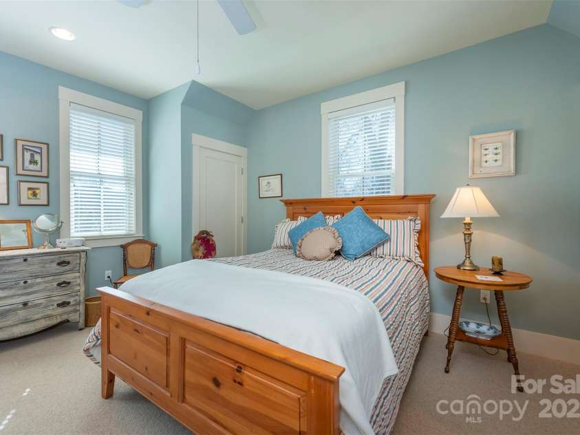 9 Lake Avenue, Black Mountain, NC 28711.  MLS# CAR4228641, YatesRealty ID 5898. 