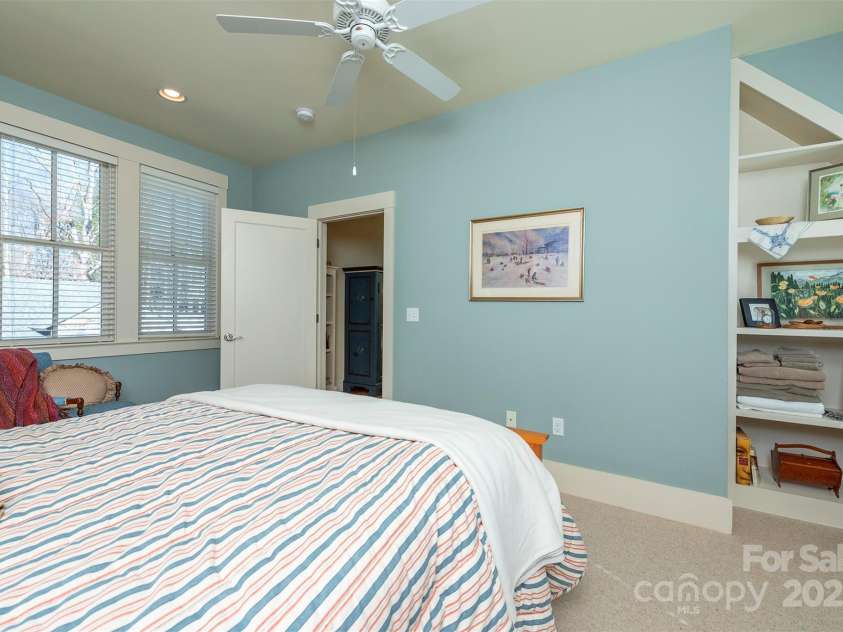 9 Lake Avenue, Black Mountain, NC 28711.  MLS# CAR4228641, YatesRealty ID 5898. 
