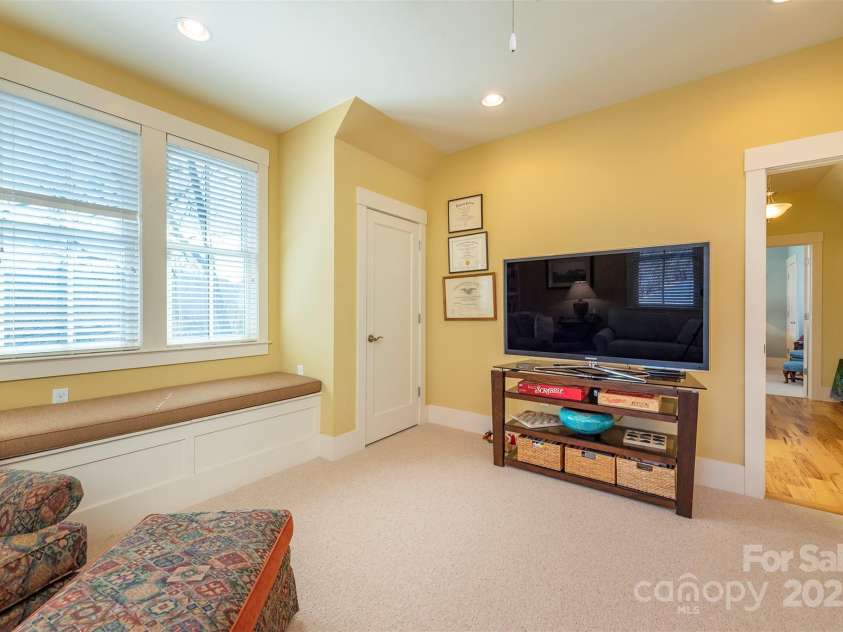 9 Lake Avenue, Black Mountain, NC 28711.  MLS# CAR4228641, YatesRealty ID 5898. 