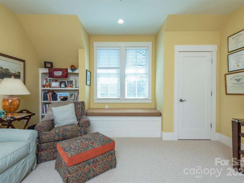 9 Lake Avenue, Black Mountain, NC 28711.  MLS# CAR4228641, YatesRealty ID 5898. 