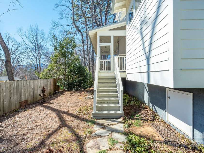 9 Lake Avenue, Black Mountain, NC 28711.  MLS# CAR4228641, YatesRealty ID 5898. 