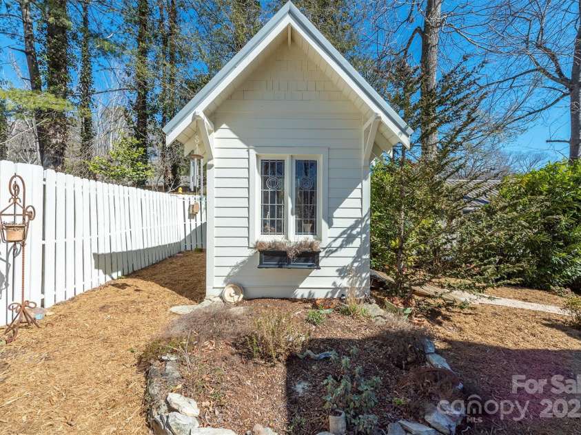 9 Lake Avenue, Black Mountain, NC 28711.  MLS# CAR4228641, YatesRealty ID 5898. 