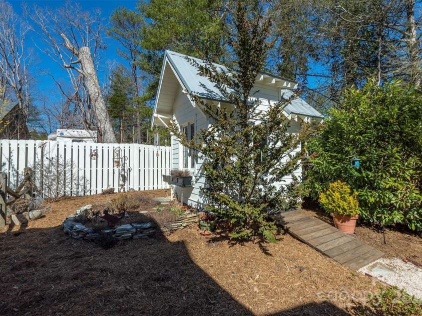 9 Lake Avenue, Black Mountain, NC 28711.  MLS# CAR4228641, YatesRealty ID 5898. 