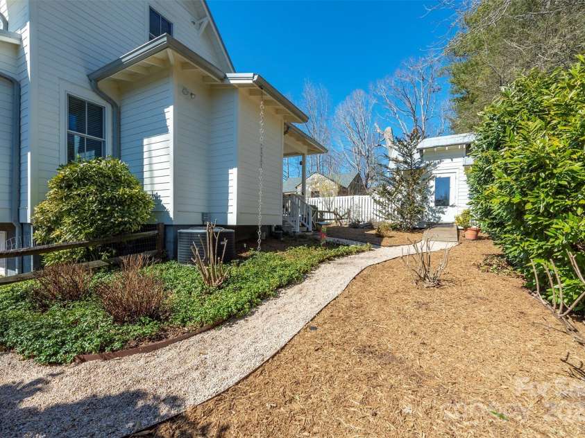 9 Lake Avenue, Black Mountain, NC 28711.  MLS# CAR4228641, YatesRealty ID 5898. 