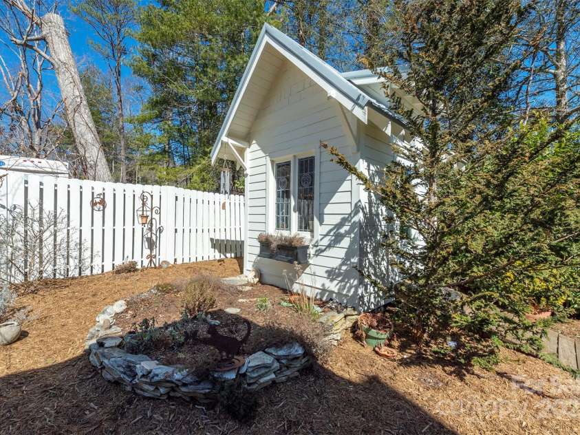 9 Lake Avenue, Black Mountain, NC 28711.  MLS# CAR4228641, YatesRealty ID 5898. 
