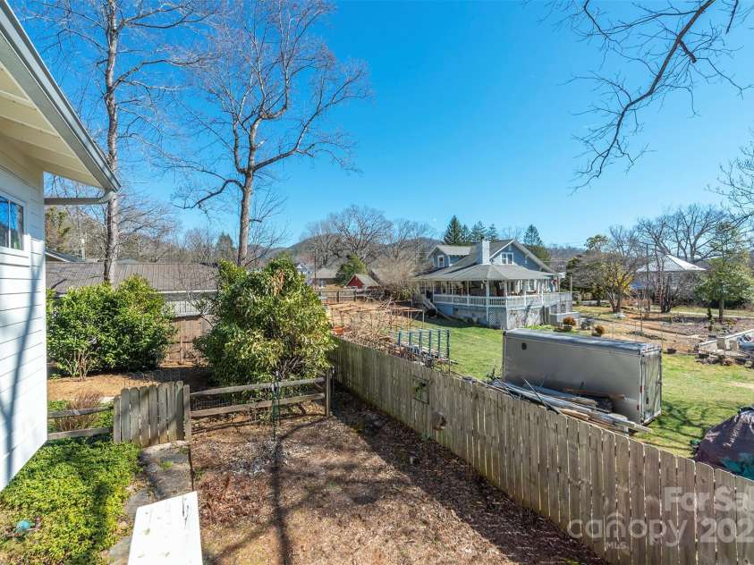 9 Lake Avenue, Black Mountain, NC 28711.  MLS# CAR4228641, YatesRealty ID 5898. 
