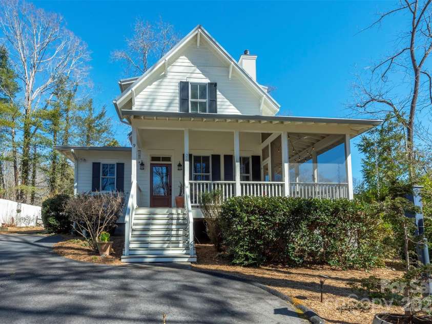 9 Lake Avenue, Black Mountain, NC 28711.  MLS# CAR4228641, YatesRealty ID 5898. 