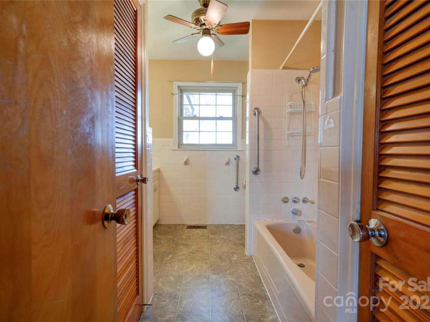 5830 NC 10 Highway, Hickory, NC 28602.  MLS# CAR4230811, YatesRealty ID 5899. Bath