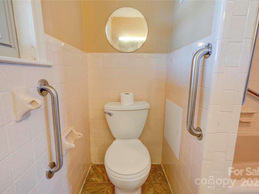 5830 NC 10 Highway, Hickory, NC 28602.  MLS# CAR4230811, YatesRealty ID 5899. Bath