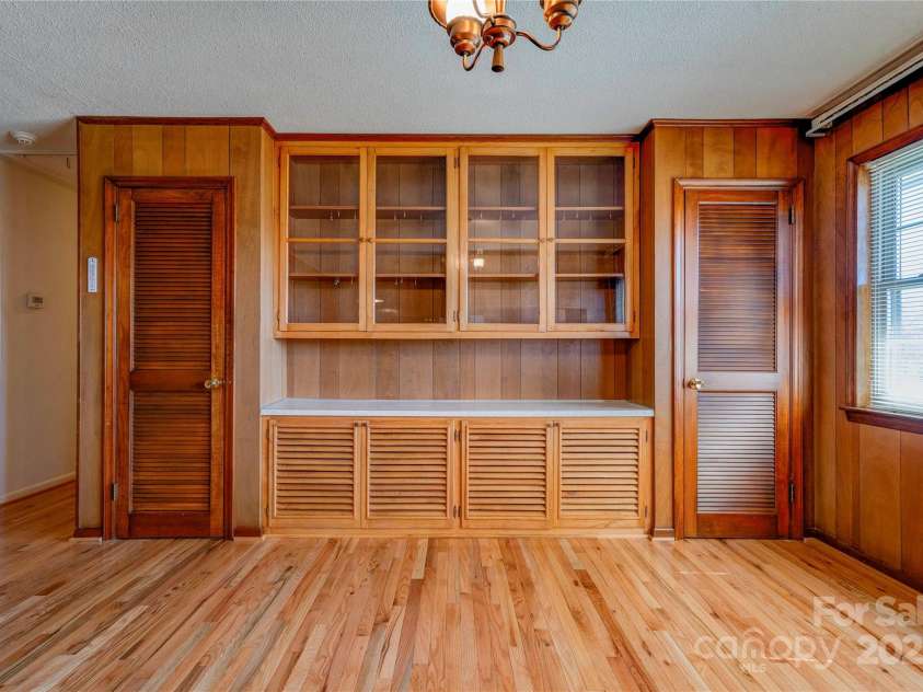 5830 NC 10 Highway, Hickory, NC 28602.  MLS# CAR4230811, YatesRealty ID 5899. Dining Room