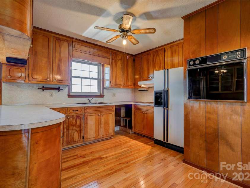 5830 NC 10 Highway, Hickory, NC 28602.  MLS# CAR4230811, YatesRealty ID 5899. Kitchen