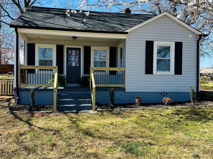 1385 5th Street, Hickory, NC 28601.  MLS# CAR4235829, YatesRealty ID 5901. 