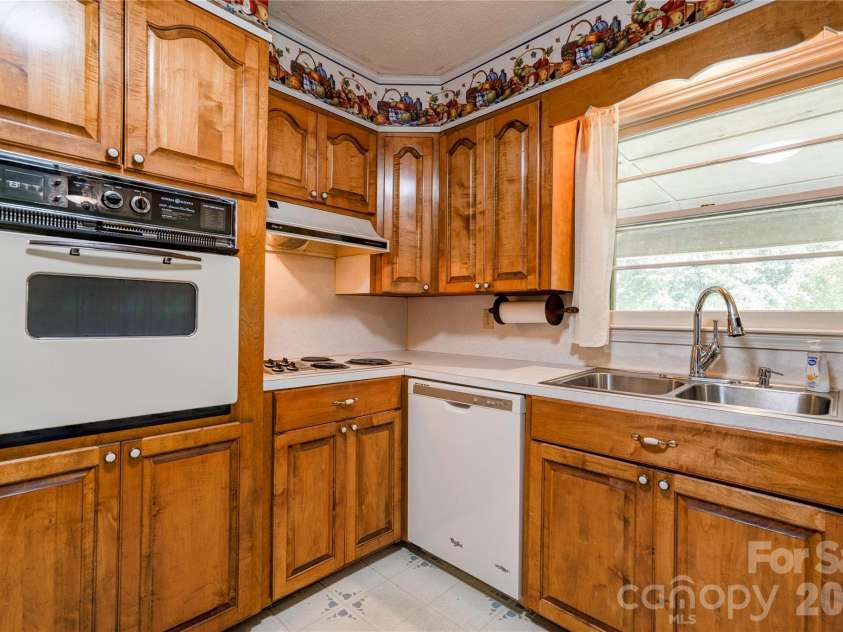204 Stony Point Road, Kings Mountain, NC 28086.  MLS# CAR4438718, YatesRealty ID 59011. Kitchen