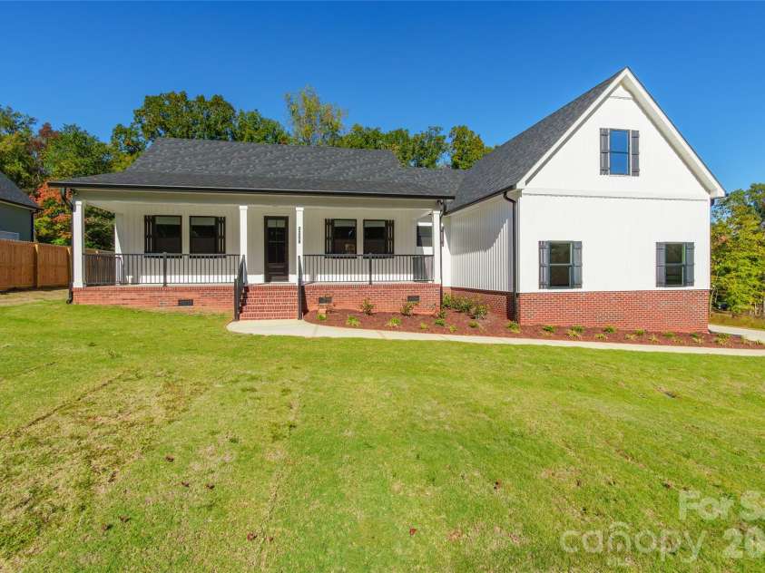 2208 University Drive, Lancaster, SC 29720.  MLS# CAR4437327, YatesRealty ID 59025. 
