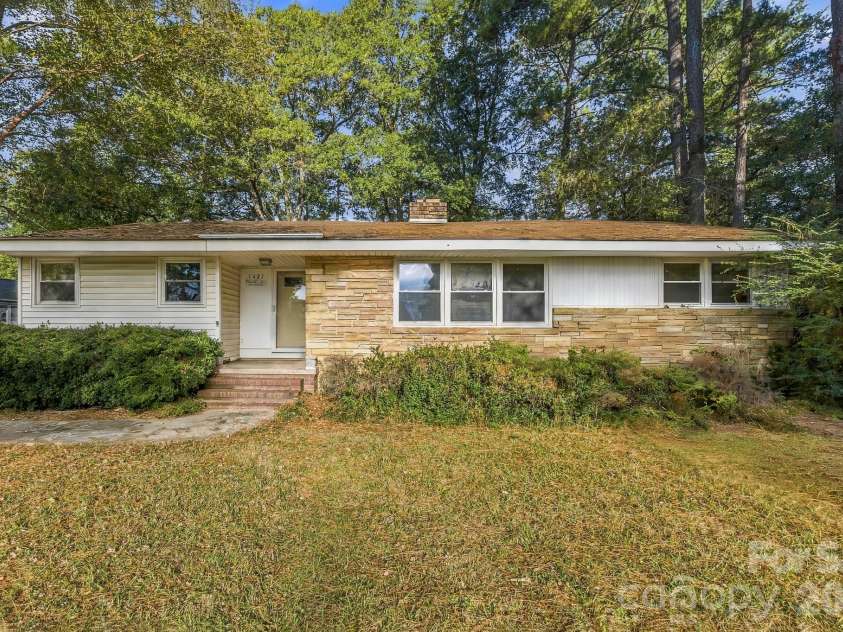 1427 Westbrook Circle, Gastonia, NC 28052.  MLS# CAR4438128, YatesRealty ID 59027. 