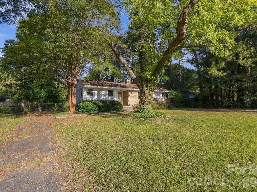 1427 Westbrook Circle, Gastonia, NC 28052.  MLS# CAR4438128, YatesRealty ID 59027. 