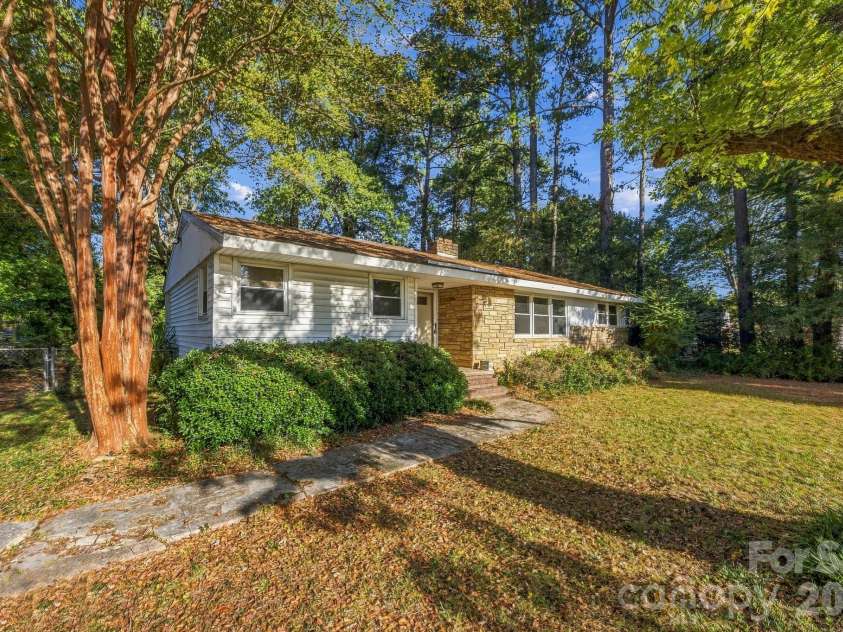 1427 Westbrook Circle, Gastonia, NC 28052.  MLS# CAR4438128, YatesRealty ID 59027. 