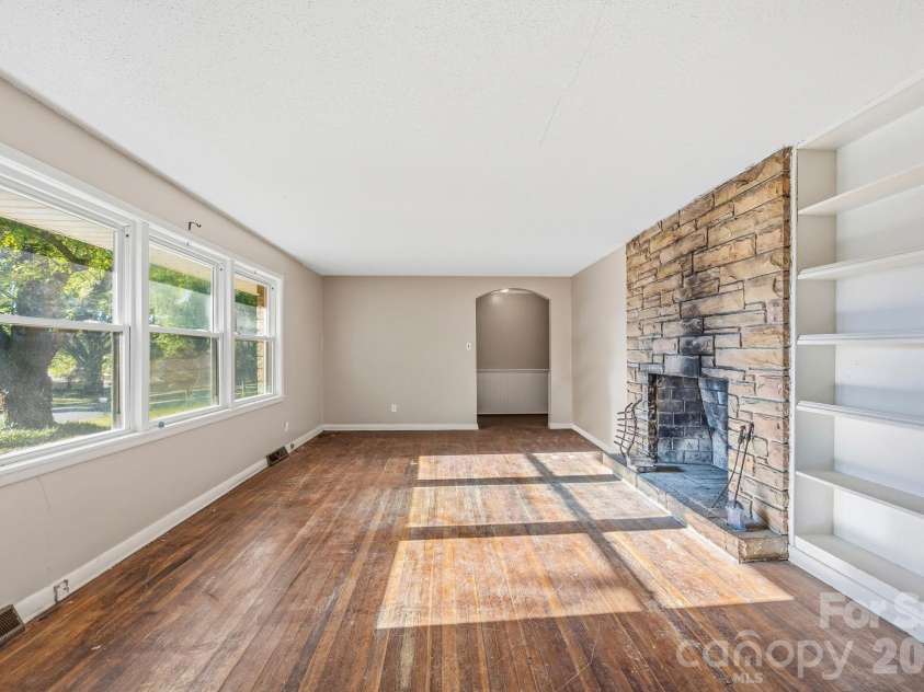1427 Westbrook Circle, Gastonia, NC 28052.  MLS# CAR4438128, YatesRealty ID 59027. 