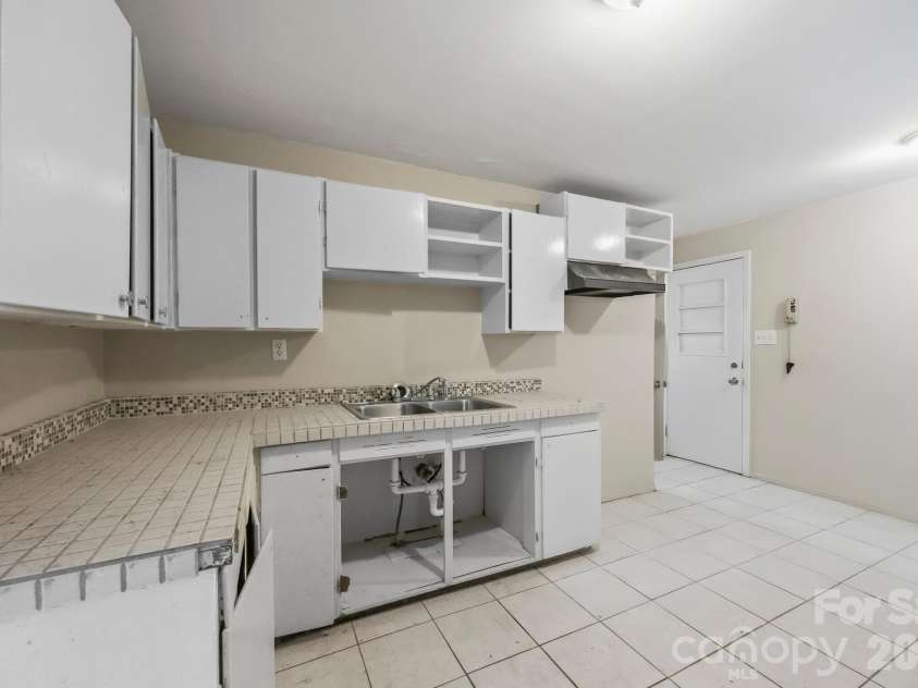 1427 Westbrook Circle, Gastonia, NC 28052.  MLS# CAR4438128, YatesRealty ID 59027. 
