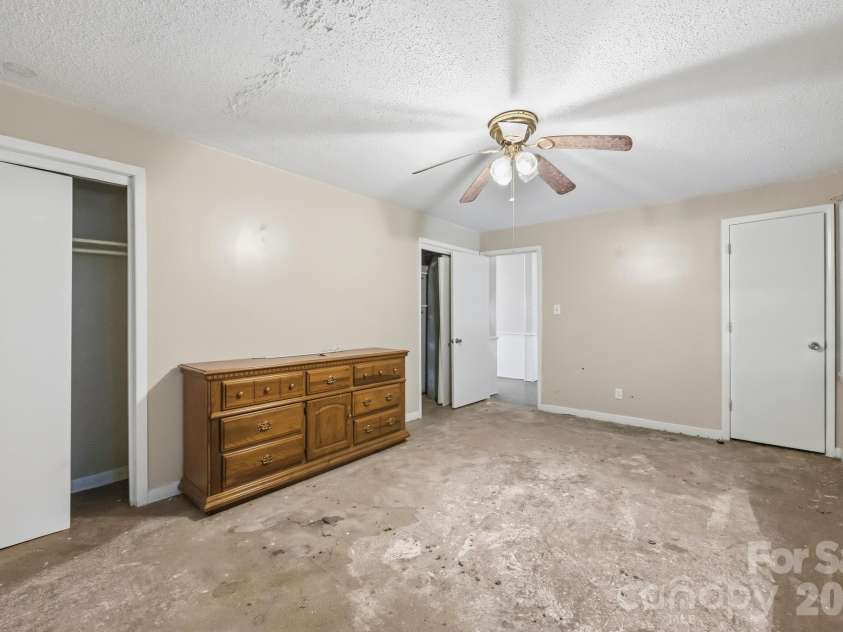 1427 Westbrook Circle, Gastonia, NC 28052.  MLS# CAR4438128, YatesRealty ID 59027. 