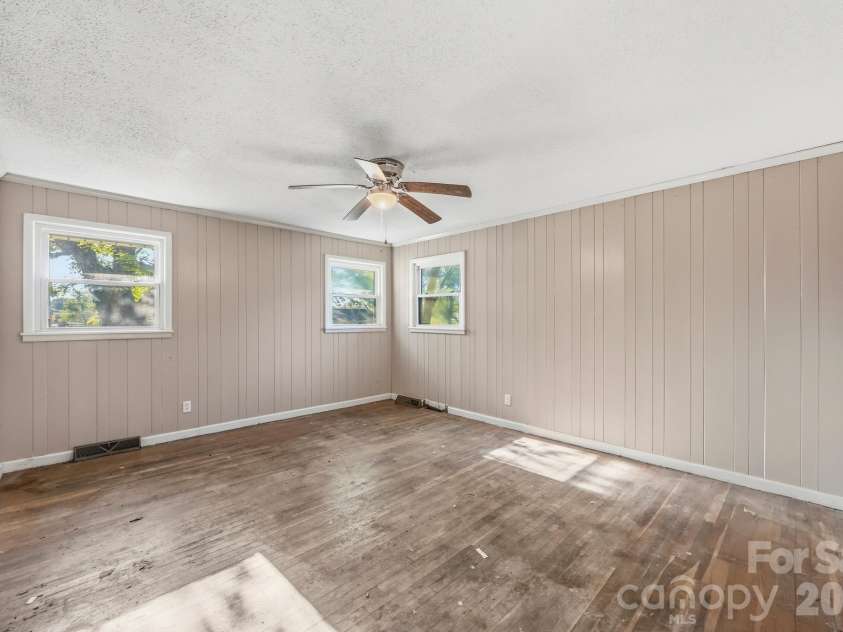 1427 Westbrook Circle, Gastonia, NC 28052.  MLS# CAR4438128, YatesRealty ID 59027. 