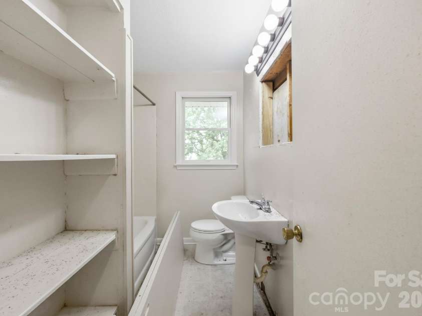1427 Westbrook Circle, Gastonia, NC 28052.  MLS# CAR4438128, YatesRealty ID 59027. 
