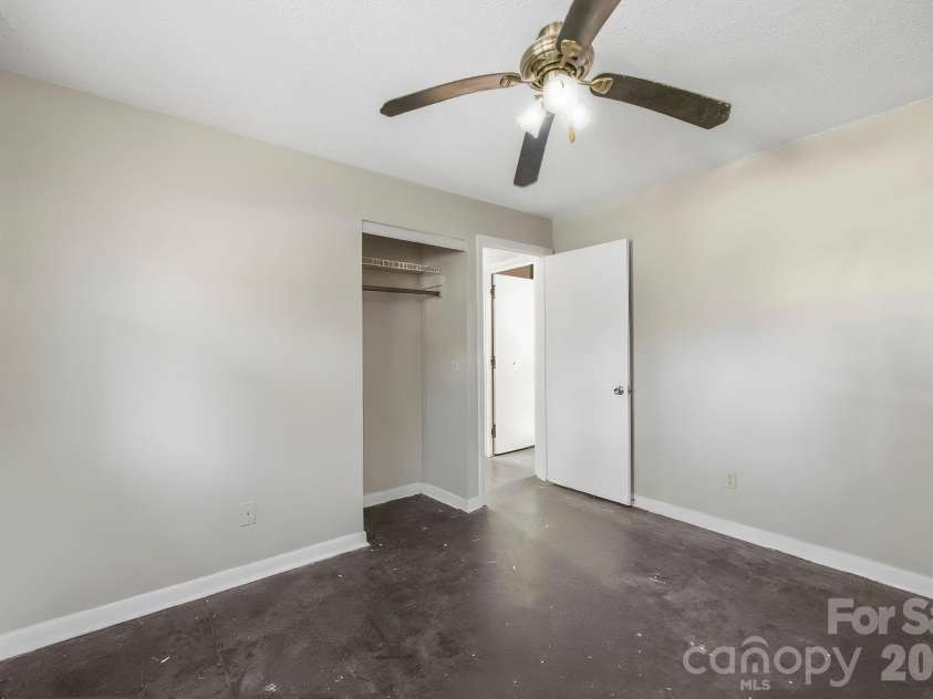 1427 Westbrook Circle, Gastonia, NC 28052.  MLS# CAR4438128, YatesRealty ID 59027. 