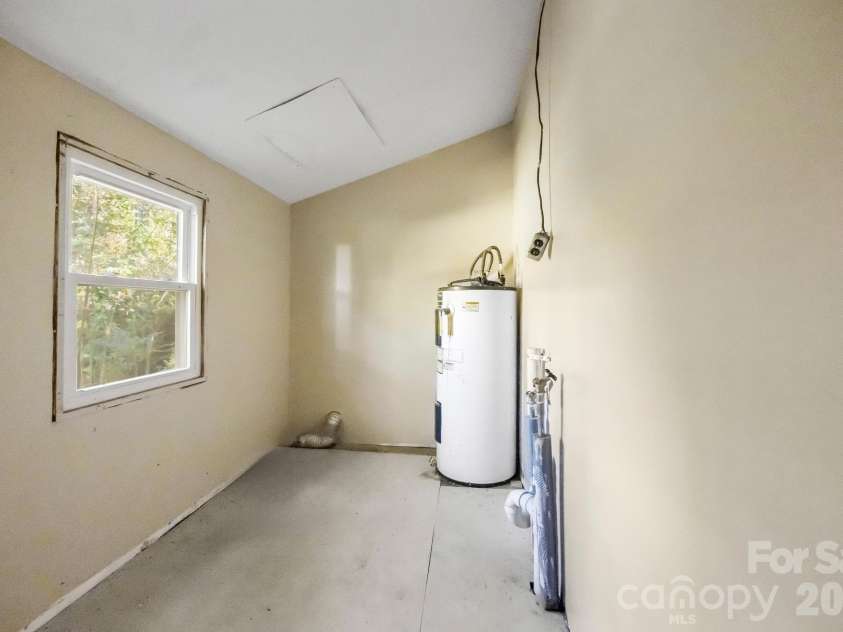 1427 Westbrook Circle, Gastonia, NC 28052.  MLS# CAR4438128, YatesRealty ID 59027. 