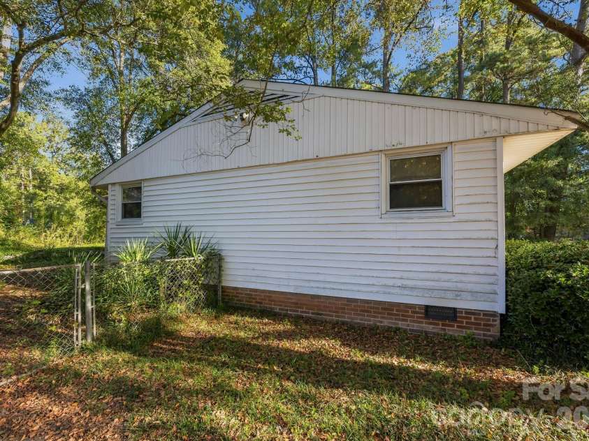 1427 Westbrook Circle, Gastonia, NC 28052.  MLS# CAR4438128, YatesRealty ID 59027. 