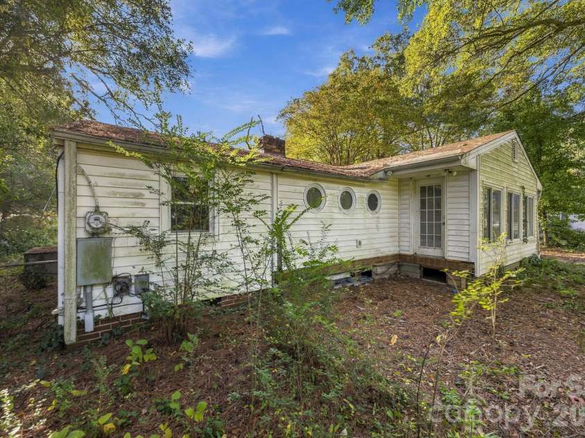 1427 Westbrook Circle, Gastonia, NC 28052.  MLS# CAR4438128, YatesRealty ID 59027. 