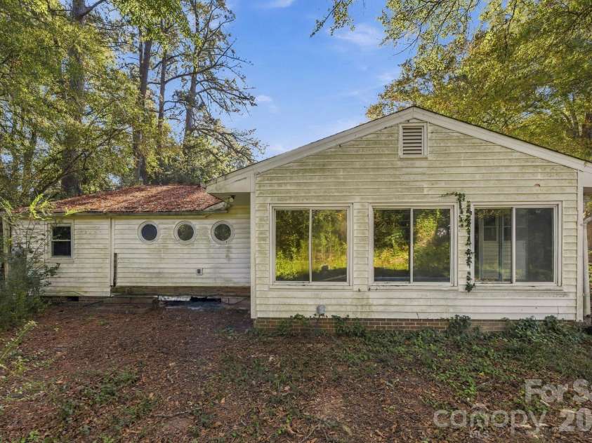 1427 Westbrook Circle, Gastonia, NC 28052.  MLS# CAR4438128, YatesRealty ID 59027. 