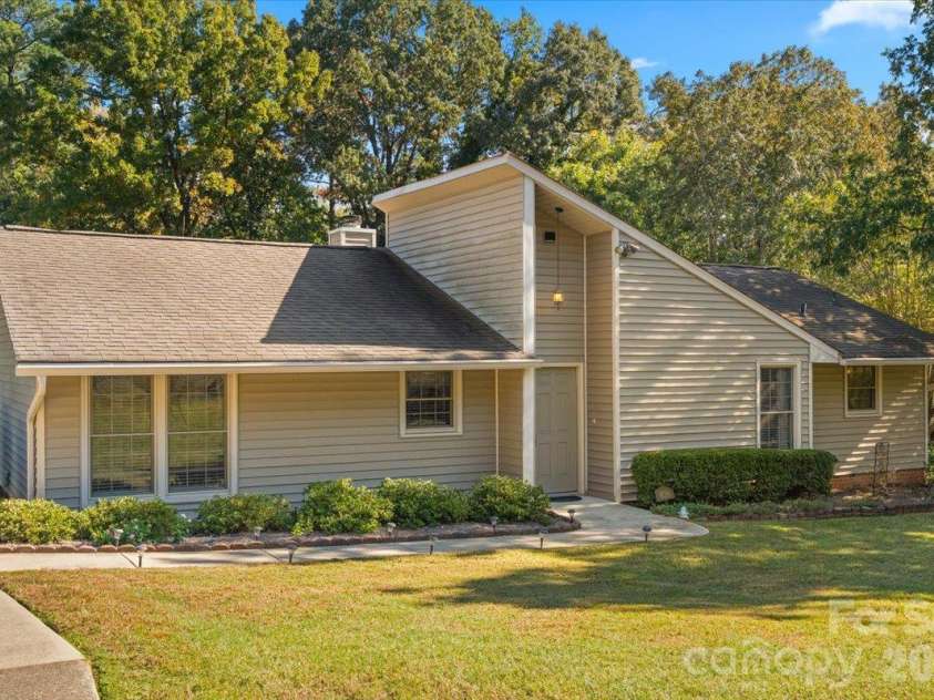 838 Silver Fox Drive, Concord, NC 28025.  MLS# CAR4432624, YatesRealty ID 59058. 