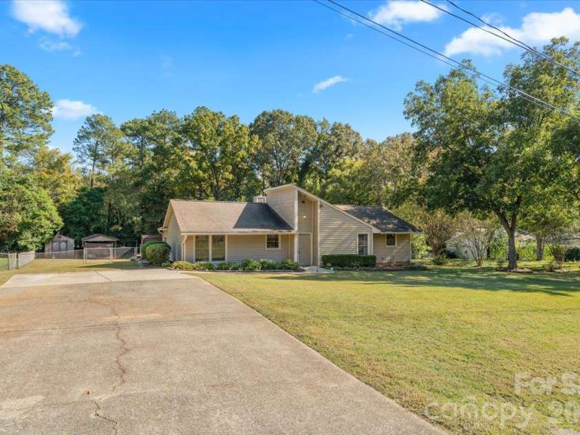 838 Silver Fox Drive, Concord, NC 28025.  MLS# CAR4432624, YatesRealty ID 59058. 