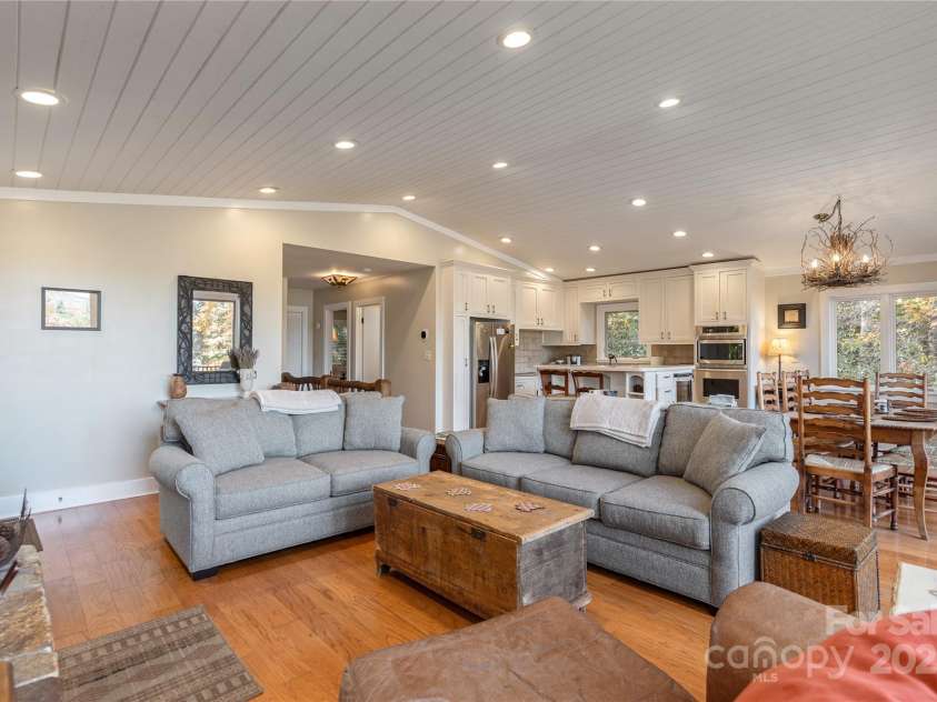68 Qualla Trace, Lake Toxaway, NC 28747.  MLS# CAR4244456, YatesRealty ID 5906. Bright, open living area