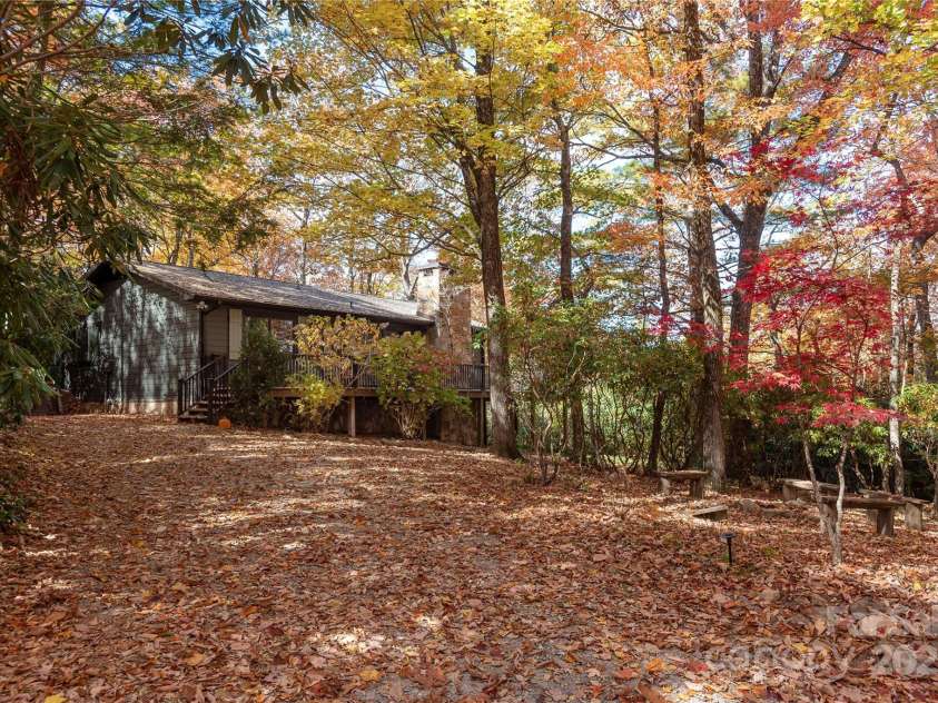 68 Qualla Trace, Lake Toxaway, NC 28747.  MLS# CAR4244456, YatesRealty ID 5906. Driveway