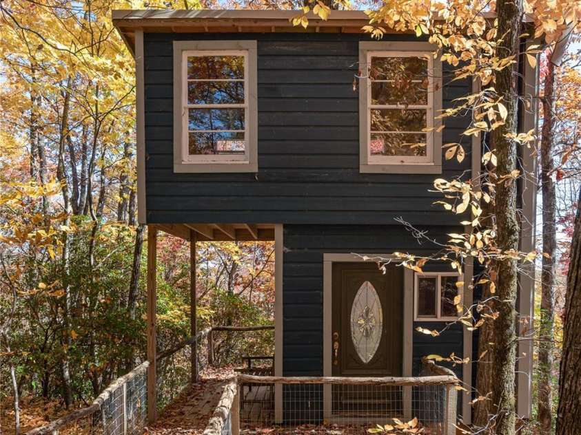 68 Qualla Trace, Lake Toxaway, NC 28747.  MLS# CAR4244456, YatesRealty ID 5906. Treehouse