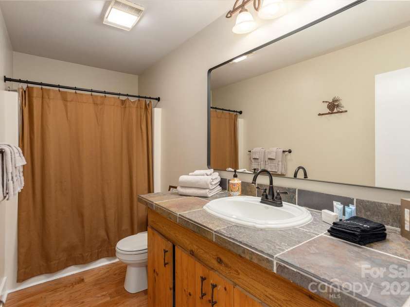 68 Qualla Trace, Lake Toxaway, NC 28747.  MLS# CAR4244456, YatesRealty ID 5906. Upstairs Hall Bath