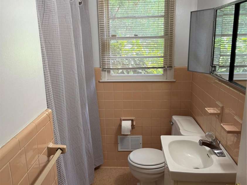 3218 Driftwood Drive, Charlotte, NC 28205.  MLS# CAR4341093, YatesRealty ID 5907. 2nd Bath