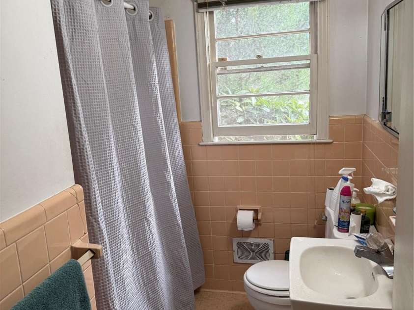 3218 Driftwood Drive, Charlotte, NC 28205.  MLS# CAR4341093, YatesRealty ID 5907. 2nd Bathroom