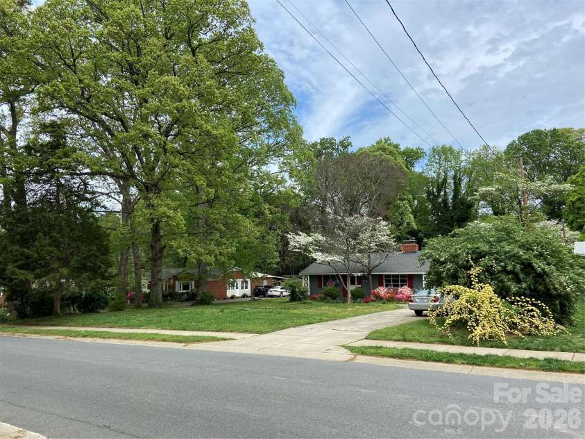 3218 Driftwood Drive, Charlotte, NC 28205.  MLS# CAR4341093, YatesRealty ID 5907. 