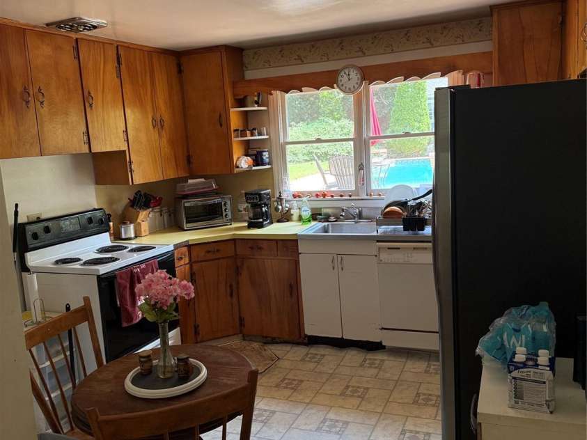 3218 Driftwood Drive, Charlotte, NC 28205.  MLS# CAR4341093, YatesRealty ID 5907. Kitchen with Pool View