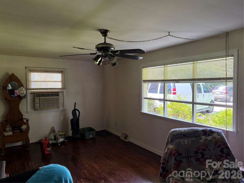 3218 Driftwood Drive, Charlotte, NC 28205.  MLS# CAR4341093, YatesRealty ID 5907. Living Room