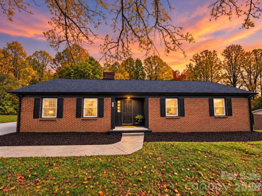 2808 28th Street, Hickory, NC 28601.  MLS# CAR4432829, YatesRealty ID 59074. 