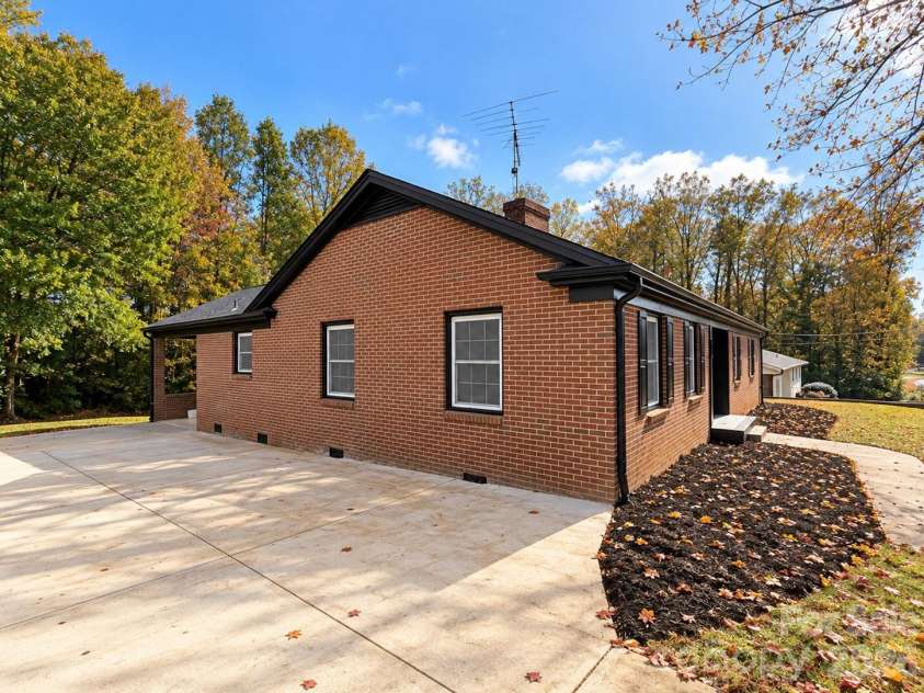 2808 28th Street, Hickory, NC 28601.  MLS# CAR4432829, YatesRealty ID 59074. 