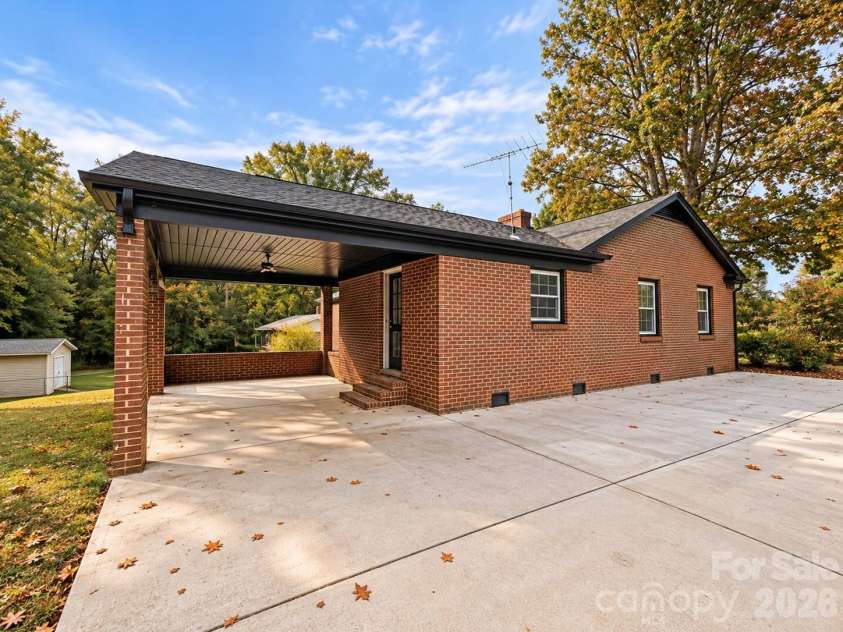 2808 28th Street, Hickory, NC 28601.  MLS# CAR4432829, YatesRealty ID 59074. 