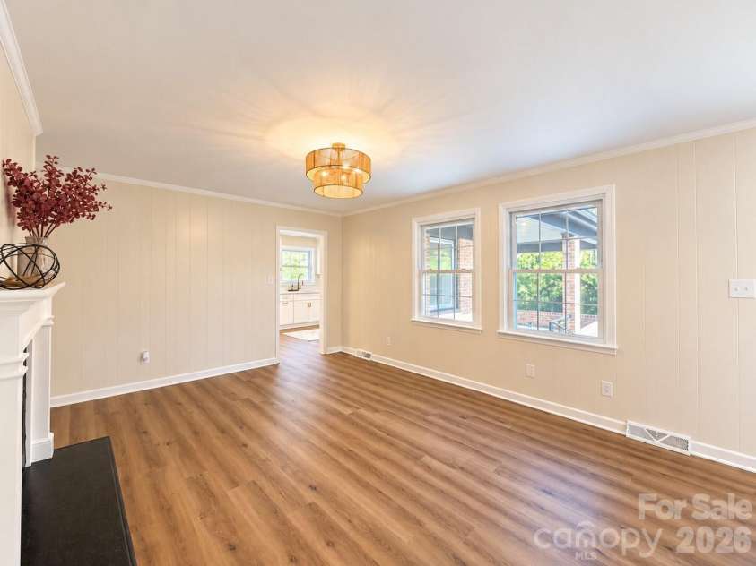 2808 28th Street, Hickory, NC 28601.  MLS# CAR4432829, YatesRealty ID 59074. 